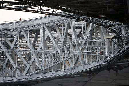 鳥(niǎo)巢最新建設(shè)進(jìn)展 鋼結(jié)構(gòu)頂層氣勢(shì)逼人，展現(xiàn)奧運(yùn)工程壯麗篇章